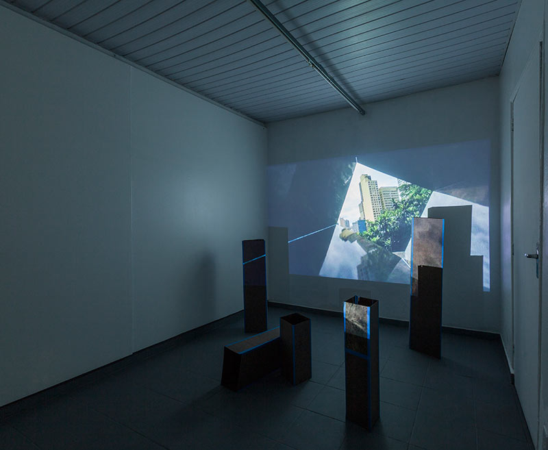 Vista da vídeo-instalação No matter how, round and square, por Amélie Bouvier e Marcin Dudek

foto: Ding Musa