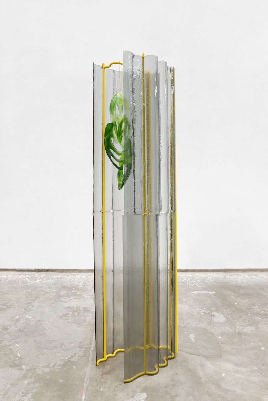 	Shell (1018), 2023
	Glass, brass and lacquered iron / 182x60x55 cm.