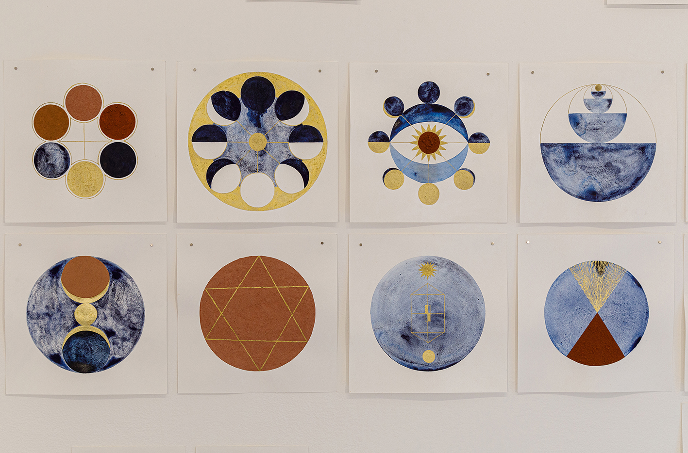 Sussurros noturnos, 2020/2021
Terra, pigmento azul, nanquim dourado sobre papel
30 x 30 cm cada um
foto: Juliana Brito