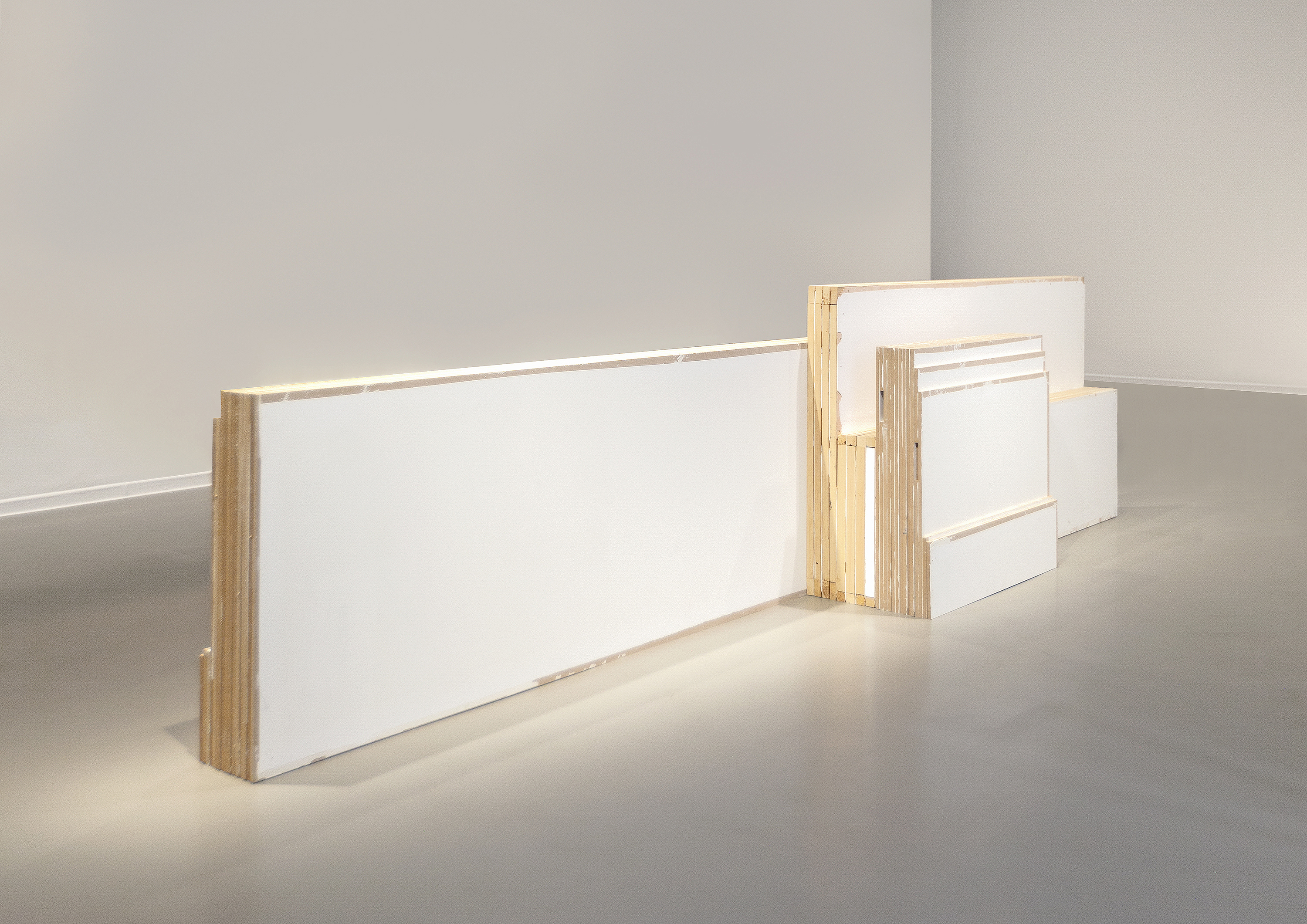 	720 kilos, 2025

	 

	Pintura plástica branca fosca, pregos, grampos, parafusos, ripas e placas de madeira (aglomerado com melamina, compensado e MDF).

	 

	Pertencente à exposição:

	 

	¿Adónde irá el pájaro que no vuele?, 2025

	 

	La Casa Encendida, Madri

	 

	 