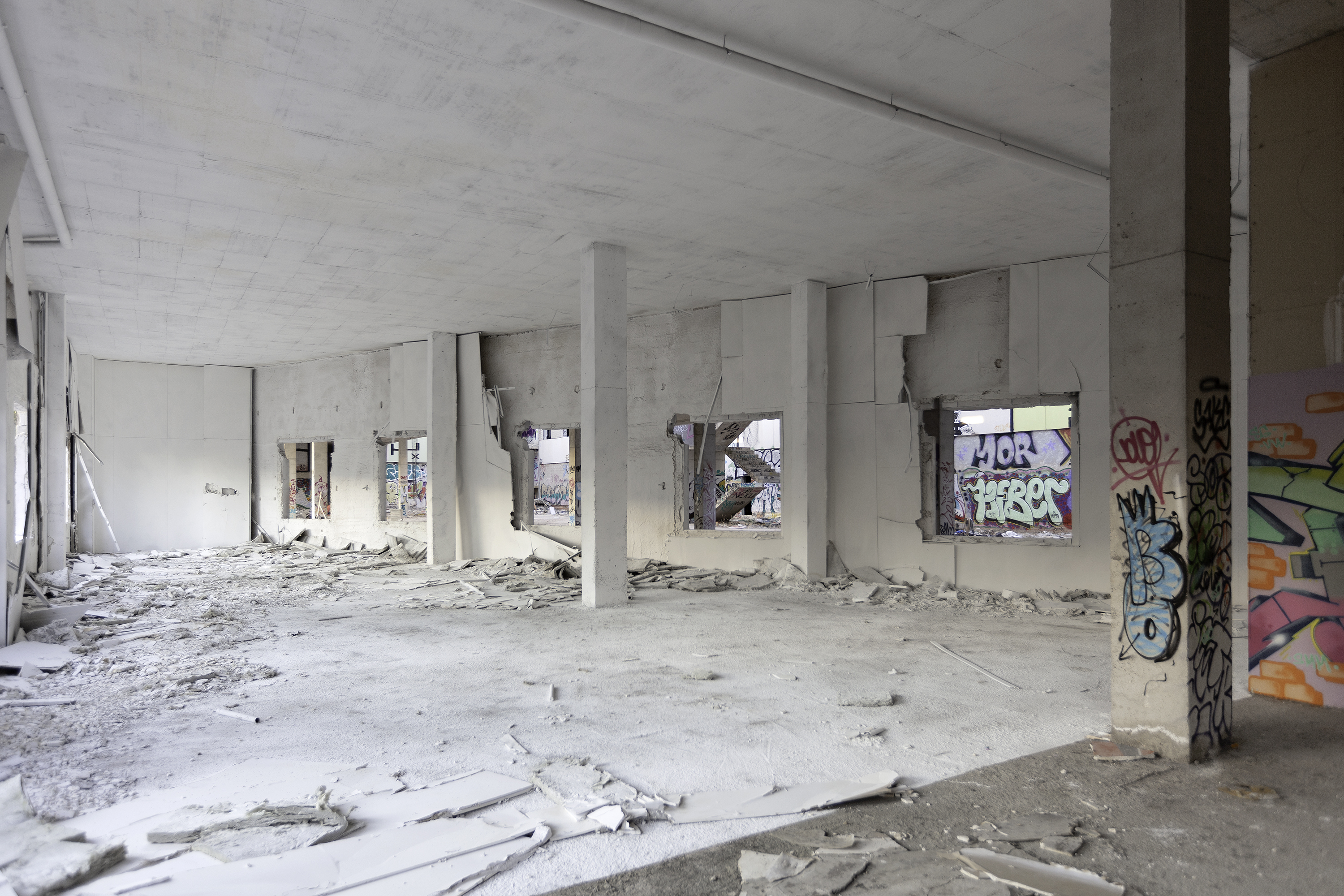 	240 kilos de color blanco, 2021

	Pintura vinílica sobre espaço e objetos encontrados.

	750 m²

	 

	Pertencente ao projeto:

	Aragon Park, 2021

	Madrid