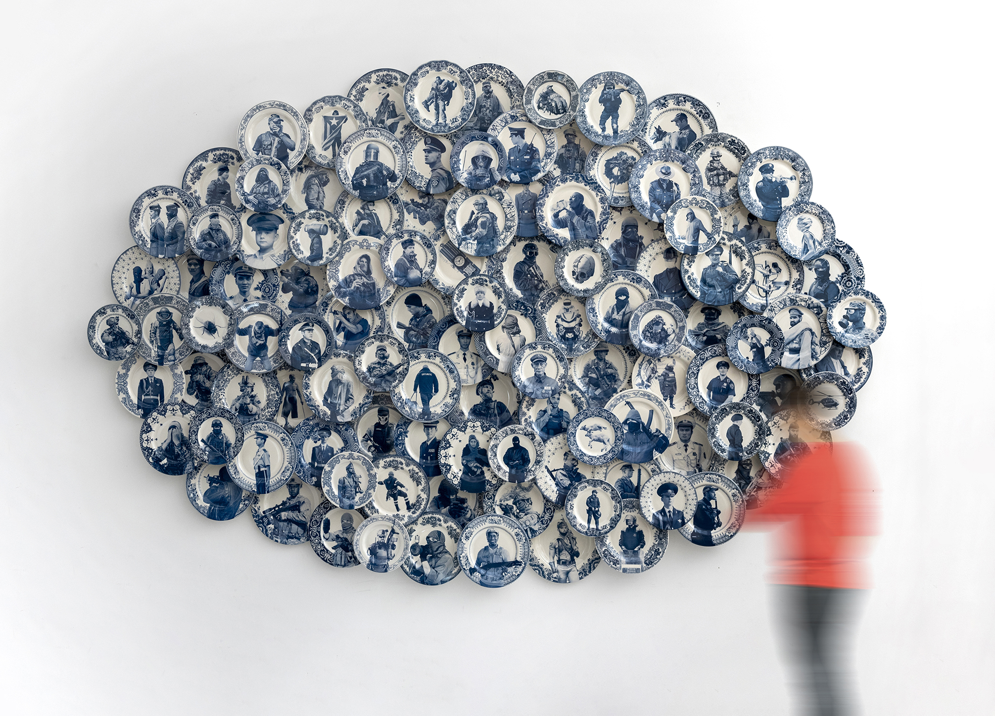 	TELEDIARIO V, 2022

	Pratos de porcelana vidrada, forex, ímãs

	300 × 200 × 13 cm

	Peça única

	Coleção do BPS22 (Musée d’Art de la Province de Hainaut), França

	Foto: Marwin Sanchez

	Instagram: @Marwinstudio