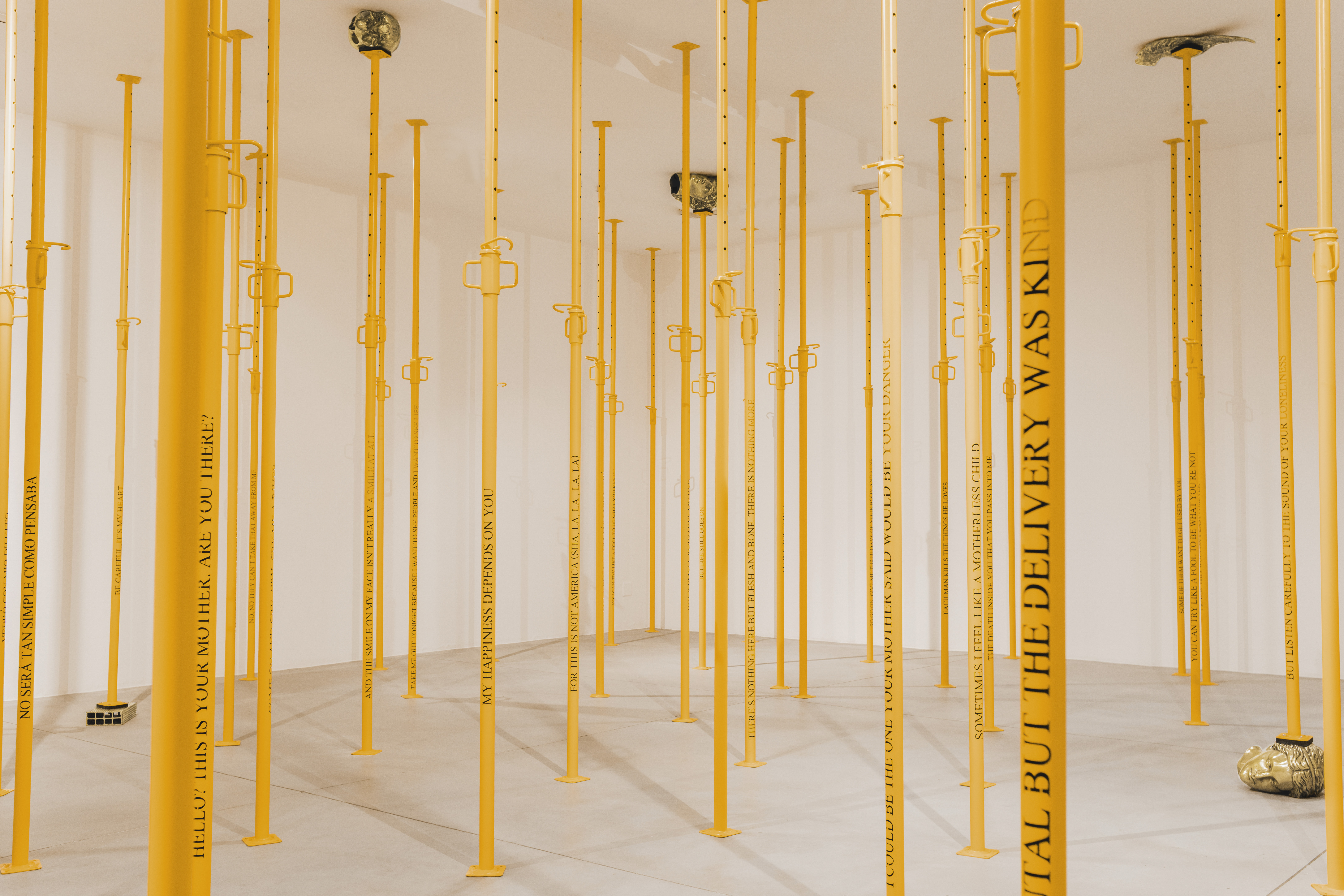 	The End, 2022/2025

	Dimensões variáveis

	Instalação composta por esculturas em latão e escoras/estruturas de construção perfuradas com textos e esculturas em latão.

	DIDAC (Santiago de Compostela)