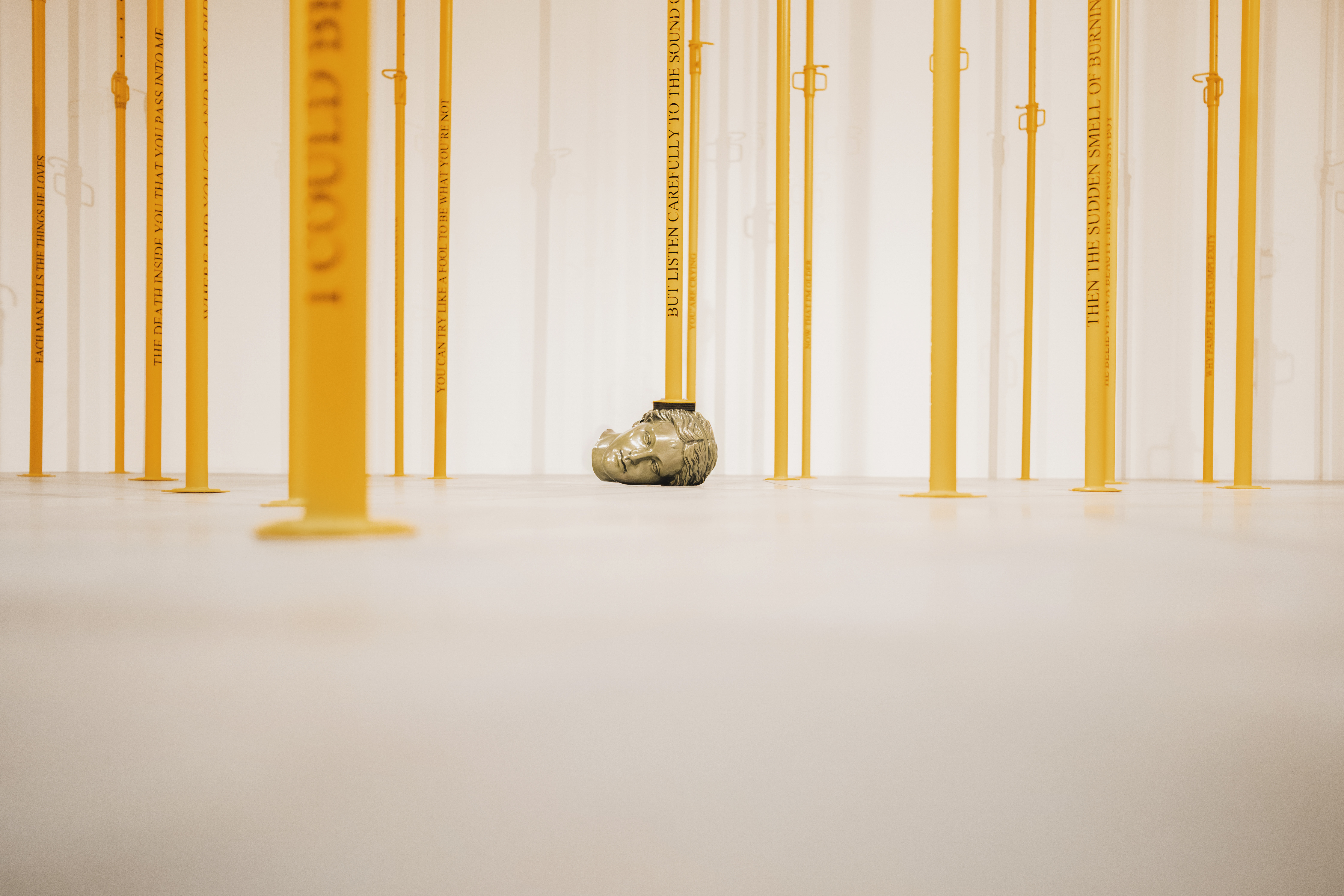	The End, 2022/2025

	Dimensões variáveis

	Instalação composta por esculturas em latão e escoras/estruturas de construção perfuradas com textos e esculturas em latão.

	DIDAC (Santiago de Compostela)