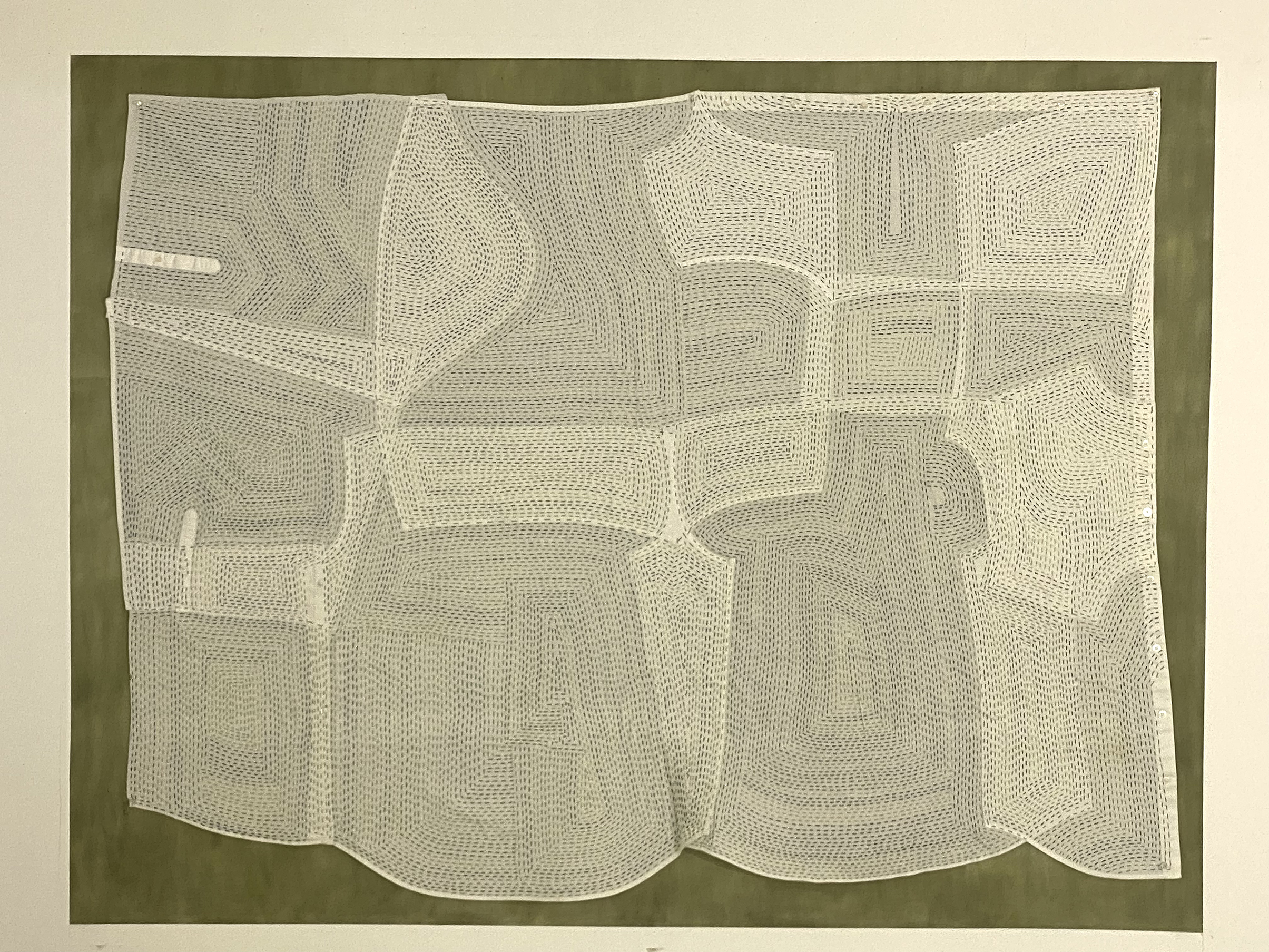 	Textil Remediation #7,

	Bordado Sashiko em tecidos de camisas antigas sobre desenho em pastel seco na parede (fundo)

	122 x 160 cm