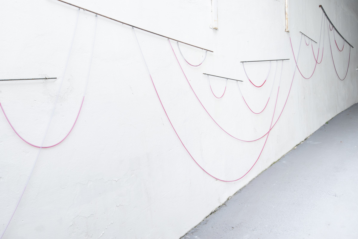 	Desn&iacute;vel (2024). assemblagem com agua, aquarela, mangueiras, ferro e componentes magn&eacute;ticos // 1200x 1200 cm (dimens&otilde;es vari&aacute;veis)- &nbsp;foto Ivan Padovani.