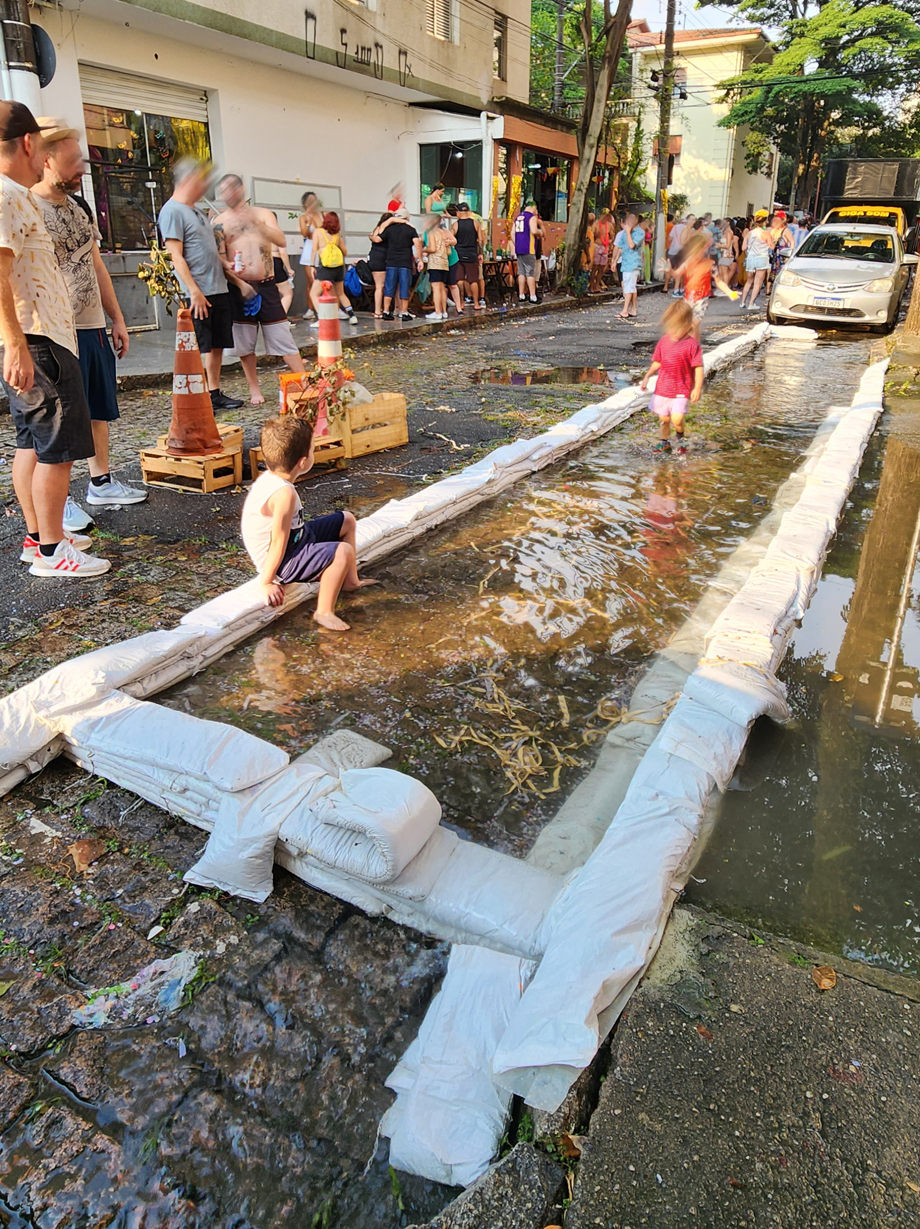 	Recorrente (2025). agua do len&ccedil;ol fre&aacute;tico, sacos de r&aacute;fia e areia // 200 x 600 cm ( dimens&otilde;es vari&aacute;veis)