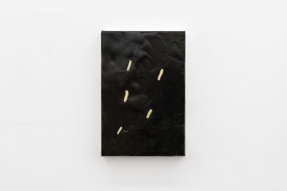 	Papel amassado, 2023

	Tinta &oacute;leo e &oacute;leo gel espessado sobre tela

	30,5 x 20 x 2,5 cm