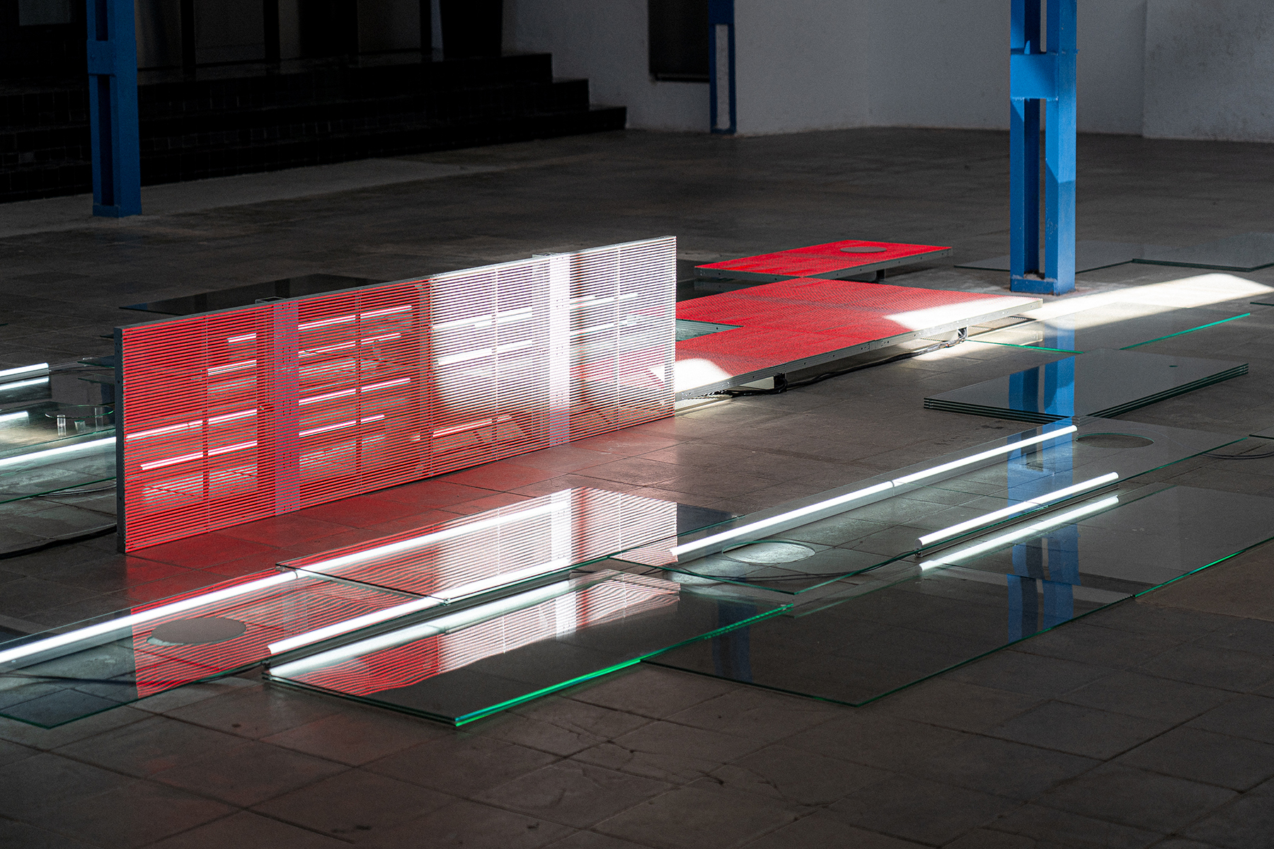 	Pedro Torres, "Arder por dentro" (2025). Vista da instala&ccedil;&atilde;o no Espacio Gaviota, Madri. Cortesia do artista. Foto: Maru Serrano.

	&nbsp;

	Arder por dentro, 2025

	Instala&ccedil;&atilde;o com pain&eacute;is de vidro temperado (100 x 50 x 0,5 cm cada), tubos de LED T5 (90 cm cada), tela de LED transparente (6 m&oacute;dulos de 100 x 50 x 7 cm; reprodutor de m&iacute;dia), m&aacute;quinas de fuma&ccedil;a, fluido para fuma&ccedil;a, tubos e conex&otilde;es de metacrilato transparente, alto-falantes, amplificador, reprodutor de &aacute;udio

	Dimens&otilde;es viar&aacute;veis