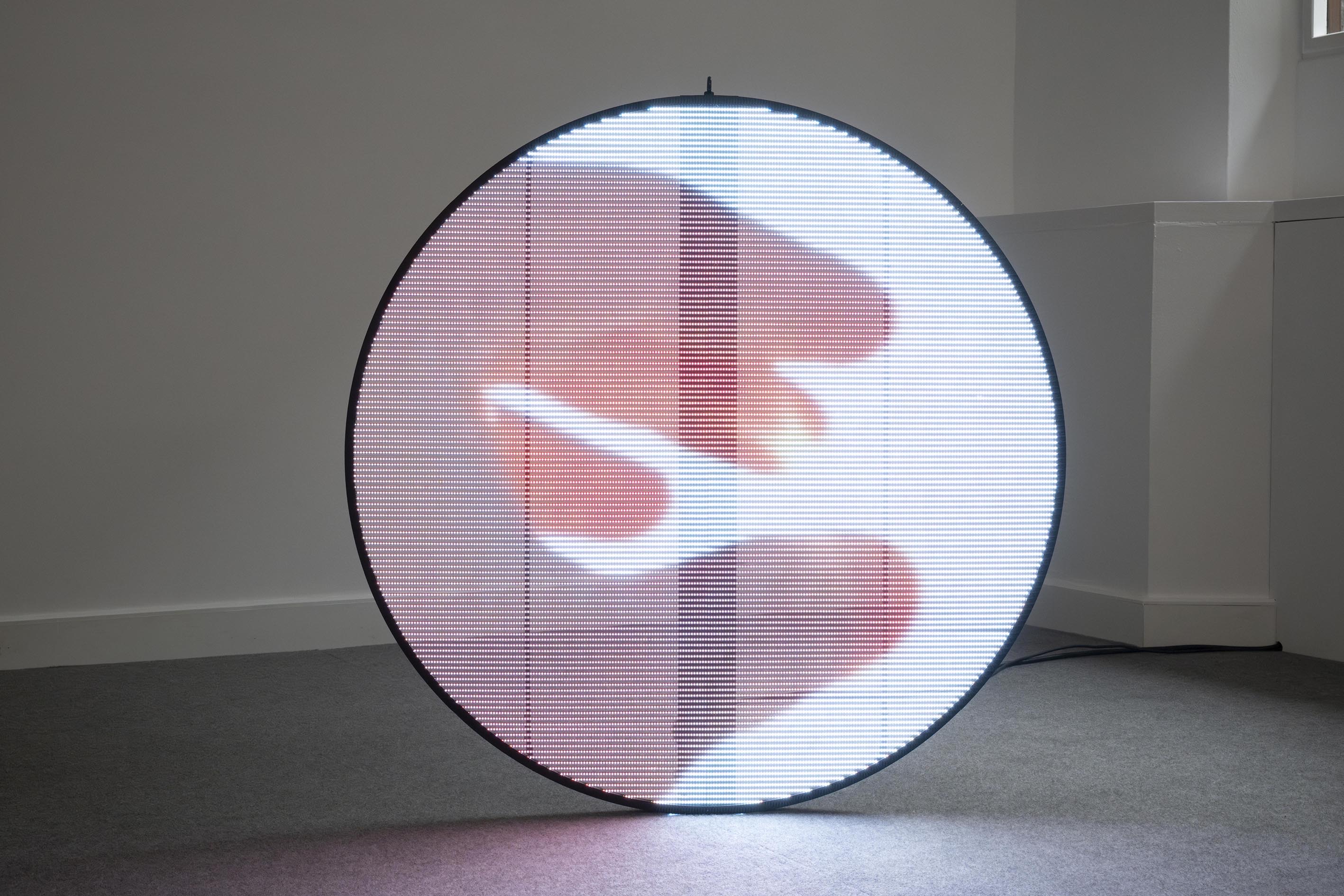 	Pedro Torres, &ldquo;Sunburn&rdquo; (2024). Vista da obra na galeria Zielinsky Barcelona. Cortesia do artista e da galeria. Foto: Roberto Ruiz.

	&nbsp;

	Sunburn, 2024

	Tela de LED &oslash; 100 cm x 7 cm

	V&iacute;deo em loop de 6&rsquo;09&rdquo;

	Cor, sem som