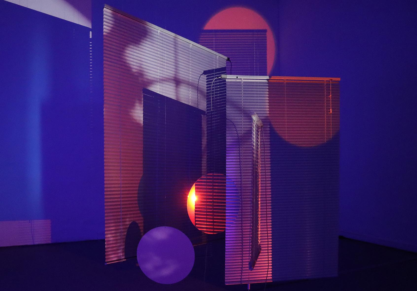 	Pedro Torres. &ldquo;Fisura&rdquo; (2024). Vista da instala&ccedil;&atilde;o na Real Academia de Espa&ntilde;a en Roma. Cortesia do artista. Foto: Pedro Torres.

	&nbsp;

	Fisura, 2024

	Instala&ccedil;&atilde;o com proje&ccedil;&atilde;o de v&iacute;deo digital (4K, loop de 18&rsquo;45&rdquo;, cor), som, ilumina&ccedil;&atilde;o, persianas venezianas programadas, espelho, acr&iacute;lico dicr&oacute;ico, papel, motores

	Dimens&otilde;es vari&aacute;veis