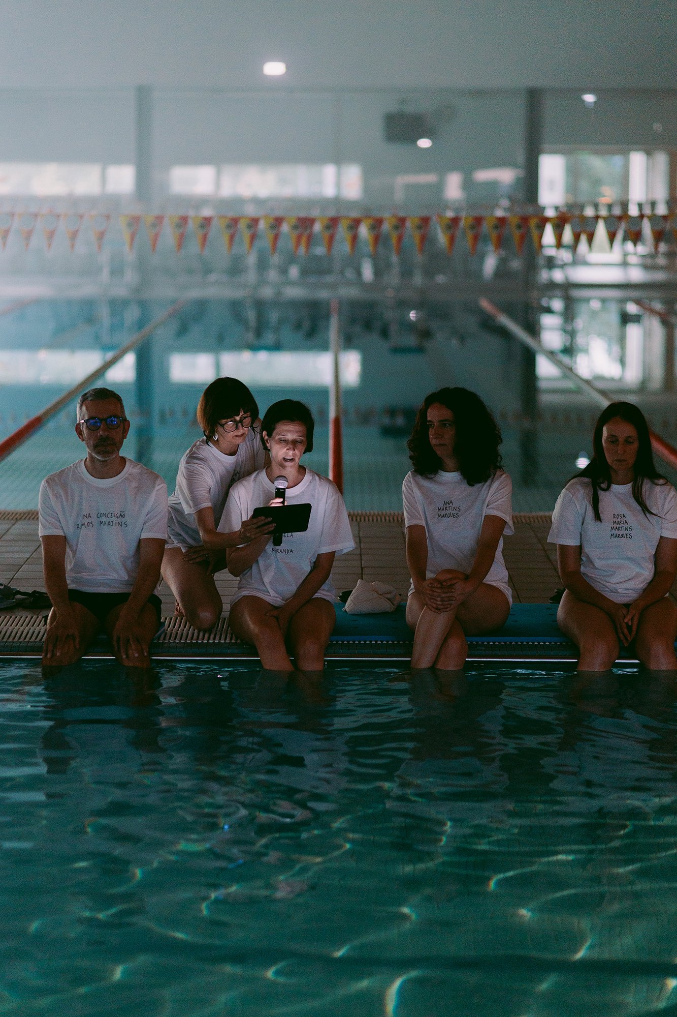 	Mulheres ao mar, 2025

	Performance

	60&rsquo;

	Cria&ccedil;&atilde;o e interpreta&ccedil;&atilde;o: Susana Mendes Silva

	Sonoplastia e m&uacute;sica: Jari Marjam&auml;ki

	Curadoria de Jocl&eacute;cio Azevedo

	&nbsp;

	Apresentada no dia 31 de Maio de 2025 nas Piscinas Municipais do Mindelo

	Programa Microcidades, Festival Circular, Vila do Conde, Portugal

	Imagem de Renato Cruz Santos

	&nbsp;

	"Mulheres ao mar" evoca as intr&eacute;pidas mulheres mar&iacute;timas de Vila Ch&atilde; do final do s&eacute;culo XIX, XX e in&iacute;cio do XXI. Foram pescadeiras em companhas mistas ou femininas, foram arrais liderando as embarca&ccedil;&otilde;es, foram propriet&aacute;rias de barcos. Um caso verdadeiramente excepcional e apaixonante.Mas na Hist&oacute;ria, na investiga&ccedil;&atilde;o, nos arquivos, na topon&iacute;mia, nas homenagens p&uacute;blicas continuam quase invis&iacute;veis.

	Para este projecto, a artista realizou um trabalho de investiga&ccedil;&atilde;o a partir de documenta&ccedil;&atilde;o escrita, visual e cinematogr&aacute;fica que ir&aacute; ser apresentado enquanto performance na piscina do Mindelo.
