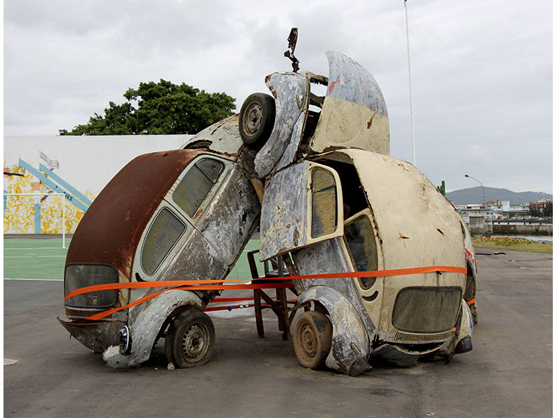Sem título, 2013
instalação com carros abandonados + cintas de alpinismo + escoras
dimensões variáveis
foto: Vítor Mizael
13º salão nacional de artes de Itajaí – Santa Catarina