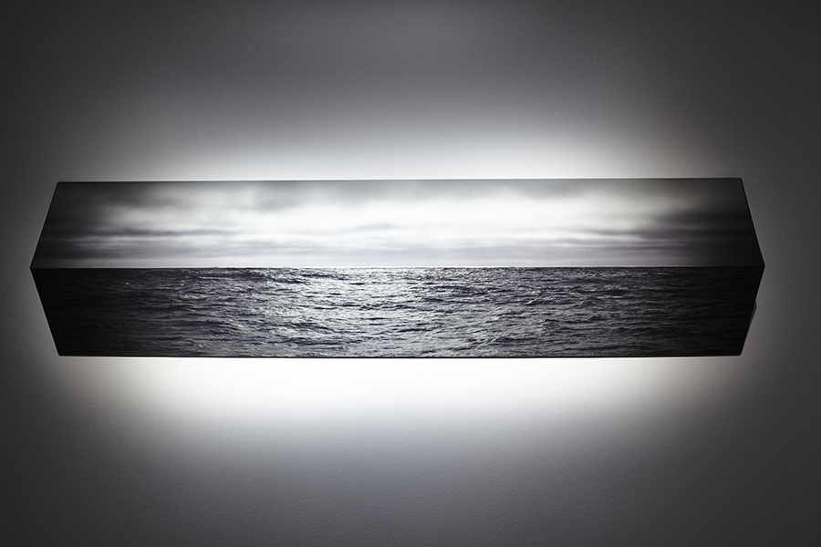 Horizonte Dissimulado I, 2014
Impressão Chromogênica montado em chapa de alumínio composto com dobradura central
30 x 120 x 20 cm