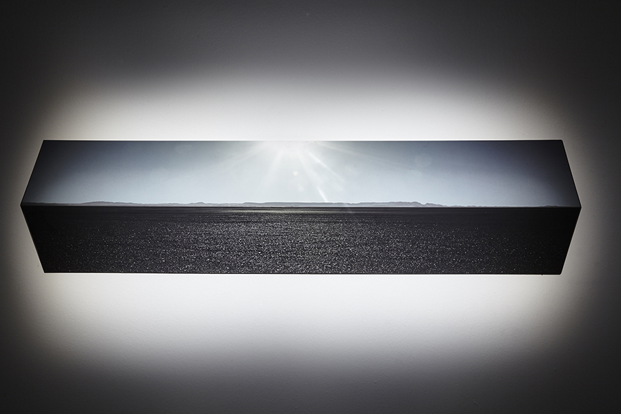 Horizonte Dissimulado II, 2014
Impressão Chromogênica montado em chapa de alumínio composto com dobradura central
30 x 120 x 20 cm