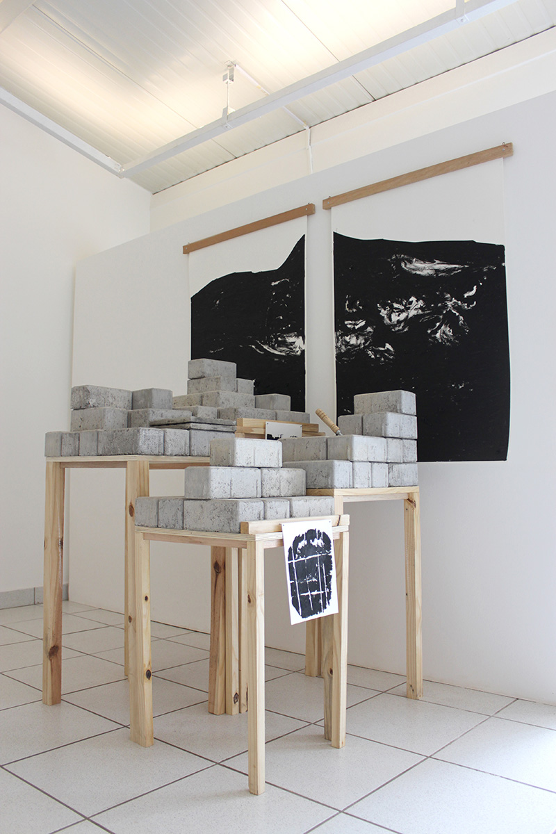 Teodolito 4 - Mesa topos

Óleo sobre papel, mesas de madeira, blocos de concreto

100 x 155 cm

2016