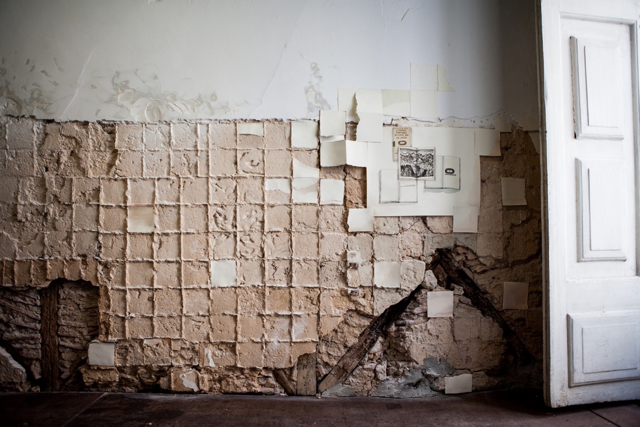 “Instabilidade no palácio” 2015 Instalação no Carpe Diem Arte e Pesquisa, Lisboa, Portugal; aquarela sobre papel;

Fotografia Oxana Ianin