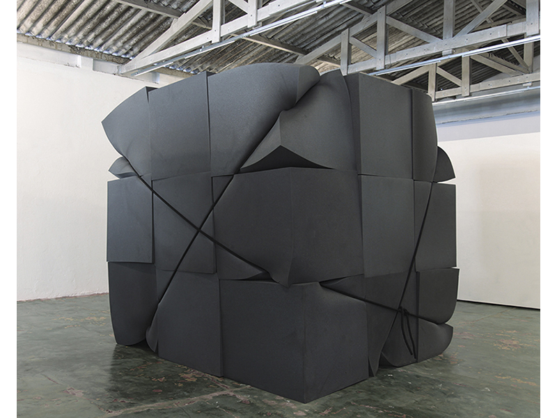 Sem título, 2013
Espuma de poliuretano e corda
270 cm x 270 cm x 270 cm
Exposição ‘Informa’, Central Galeria de Arte, São Paulo, São Paulo, Brasil