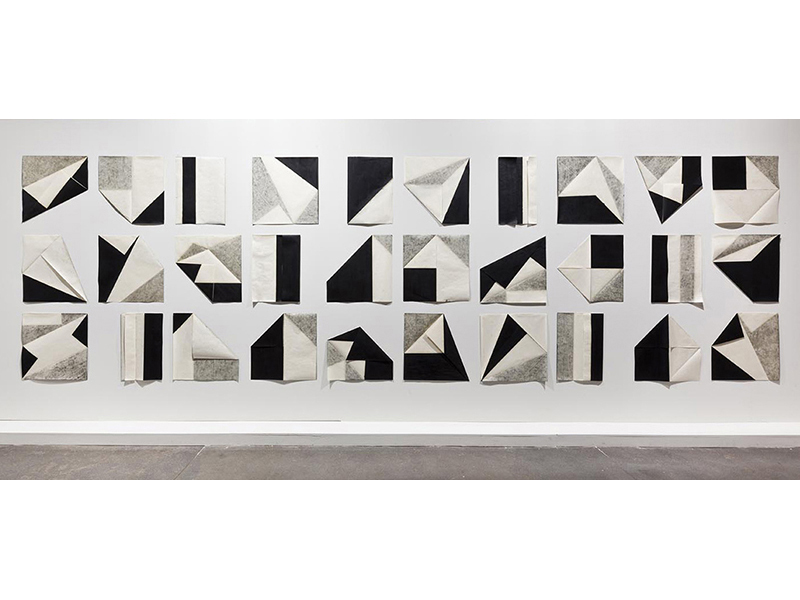 Primeiro Campo, 2014
bastão oleoso sobre papel washi dobrado
200 x 700 cm - 60 x 60 cm cada
foto: Ding Musa
Museu Afro-Brasil, São Paulo, Brasil