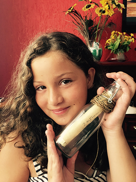 Dentro da garrafa, além da obra, havia informações sobre o artista. Maria, uma menina de 9 anos de idade, encontrou a garrafa e enviou uma mensagem e sua foto para o artista com a ajuda de seus pais.