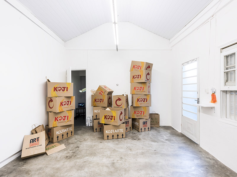 KOJI IIJIMA, KOJI Art Cardboard Box Project in São Paulo, 2016-2017, acrílica s/ caixas de papelão, dimensões variáveis 

Foto: Ding Musa

 