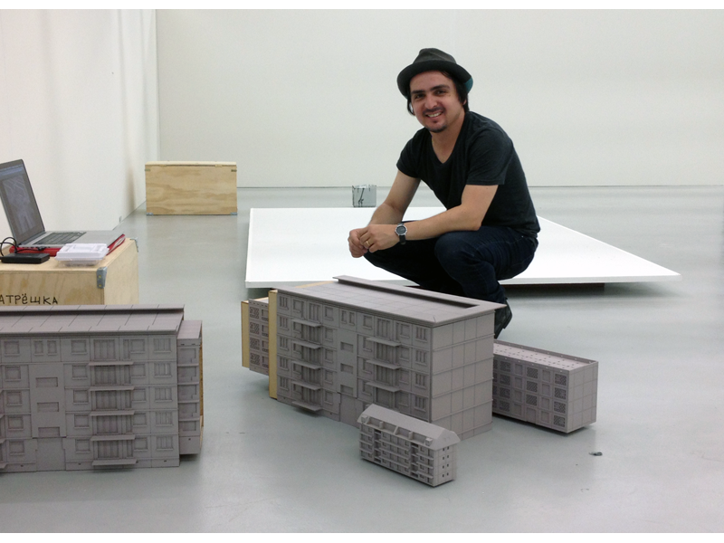 Pedro Alonso na montagem de sua obra na exposição Beleza?, no Centro Cultural São Paulo, Brasil 