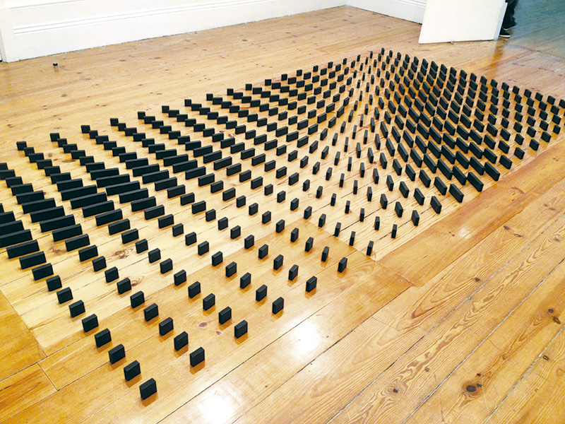 Movimento 08, da série Fluxos, 2015

Peças de MDF pintadas, variando entre 5x2x5 cm e 5x2x17,5 cm, apoiadas sobre o piso 5x200x400 cm

(vistas da obra)

Edição de 3 + P.A.