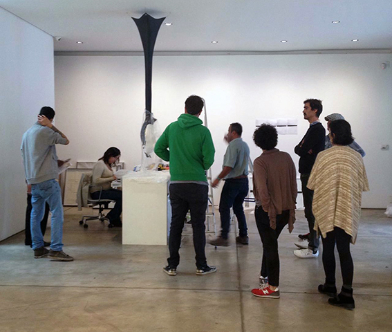 Takashi Kuribayashi na montagem da exposição coletiva do Projeto Raid 8 na Galeria Raquel Arnaud, São Paulo, SP, Brasil