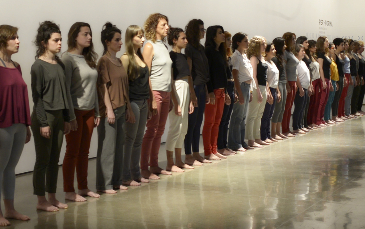 Transbordação, 2010-2019
Sesc Bom Retiro (2017)
Performance
Um paredão de mulheres lado a lado, inspiram e expiram em uníssono até transbordarem no tempo de cada corpo urinando nas calças.
A ação envolve mulheres por meio de convocatória pública.