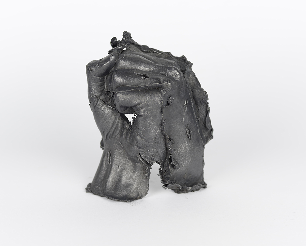 Variações sobre o Caos #5, 2018
Bronze patinado moldado a partir da mão da artista
15 x 14 x 13cm